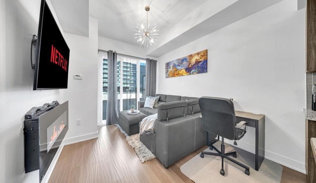 Modern Condo with Balcony, Gym and Free Parking