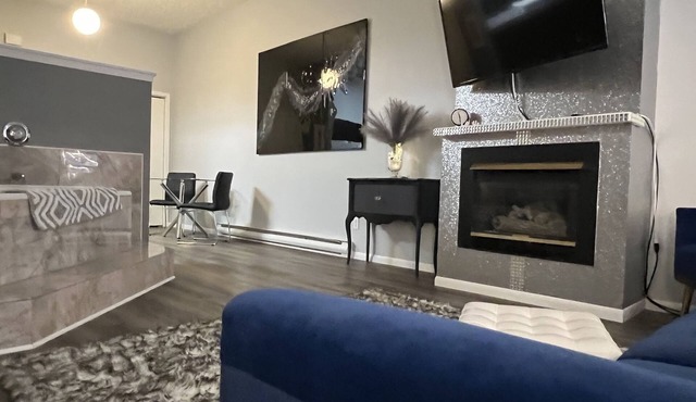 Modern condo with jacuzzi in the heart of downtown.