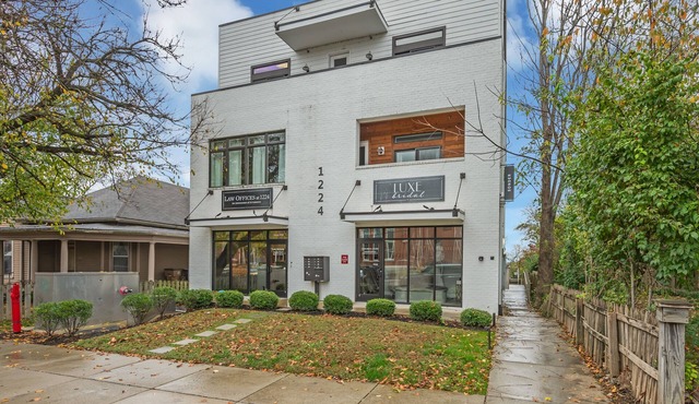 Modern condo with stunning views, central location & vibrant city vibes