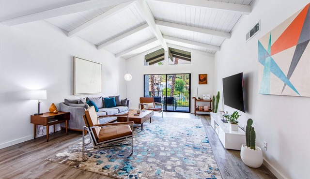 Modern condo with mountain view, private balcony, pools