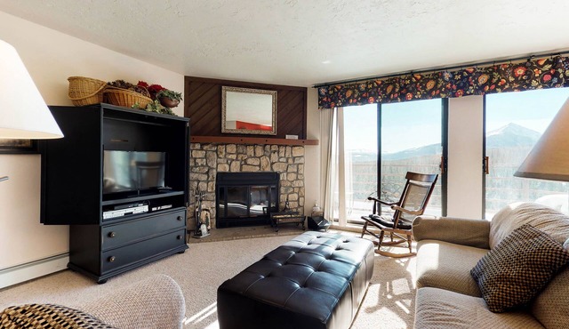 Modern condo with mountain views - near hiking & skiing