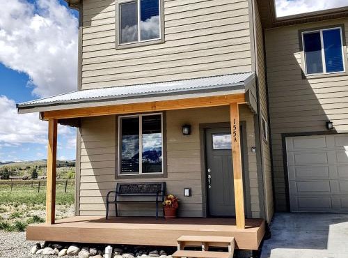 Modern Condominium with Pet-Friendly Drift Boat Parking near Madison River in Ennis, Montana