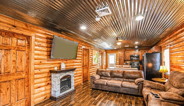 Modern constructed cabin close to Windrock trails!