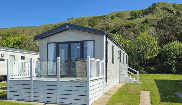 Modern, contemporary holiday home facing the sea.