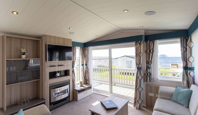 Modern, contemporary holiday home facing the sea.