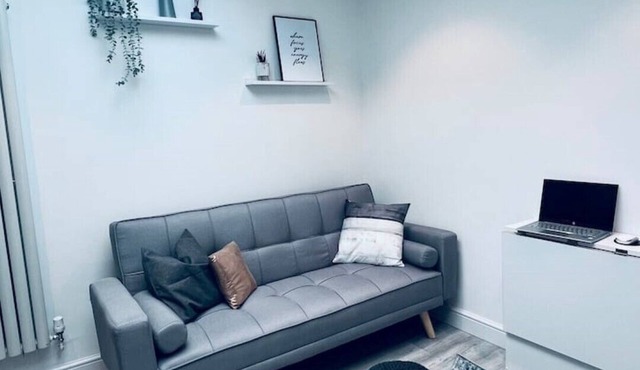 Modern contemporary studio flat 5 min from M6
