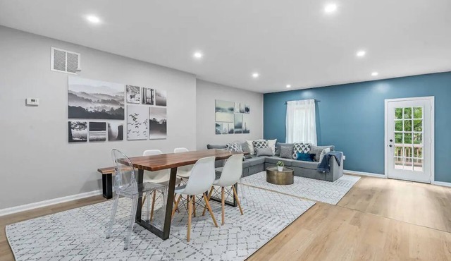 Modern & Contemporary Lake Ridge Townhouse w/Deck