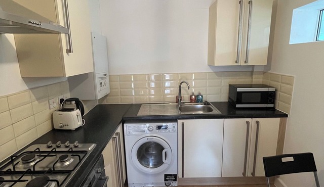 Modern Convenience | 2 Bed | Nearby London Airport