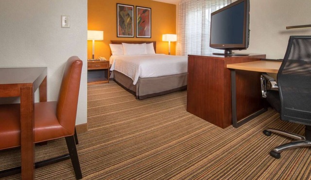 Modern Convenience Meets Comfort in Charleston! Pool, Pets are Allowed Here