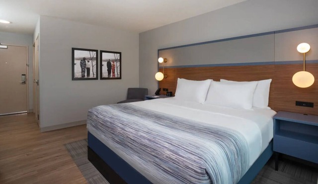 Modern Convenience! Relaxing Unit! Onsite Pool, FREE Breakfast, Parking!