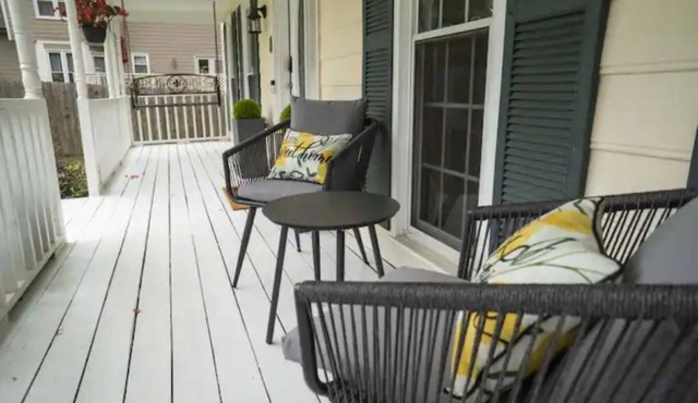 Modern Convenient Spot for 9 to Enjoy & Relax!