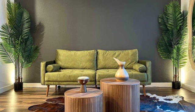 Modern Cosmopolitan APT Mid Hollywood with Free Parking 10mins to Universal Studios