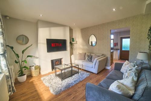 Modern Cosy 2-Bed Terrace with Private Garden