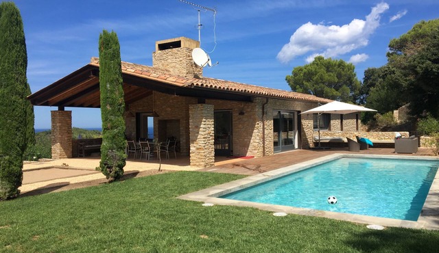 Modern cosy villa near beaches and village of Begur. Calm and green surrounding