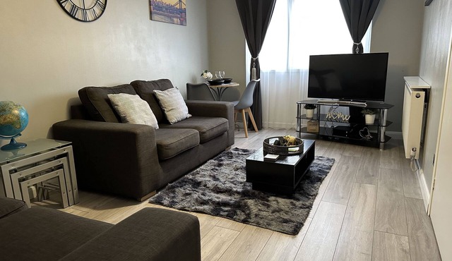 Modern Cosy Warm Home With Free Parking