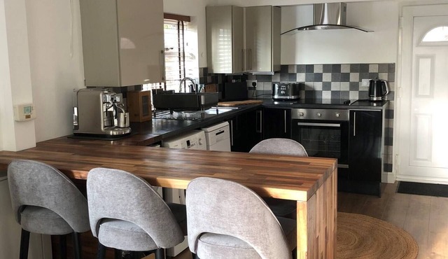 Modern Cotswold cottage (dog friendly)