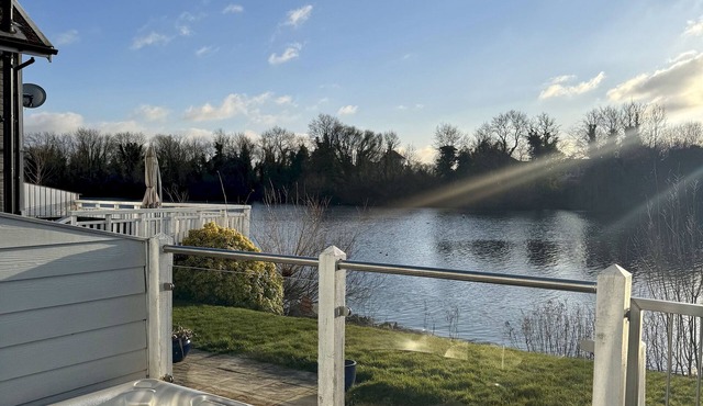 Modern Cotswold Home w/Hot Tub & Lake Views