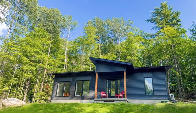 Modern Cottage, 15 min from Wakefield, Ski in-and-out (Pets welcome!)