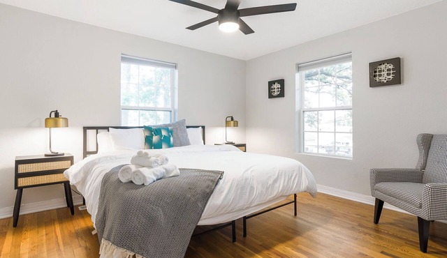 Modern Cottage by Hospital, King Bed/Glass Shower