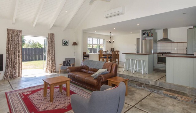 Modern Cottage Charm - Albert Town near Wanaka