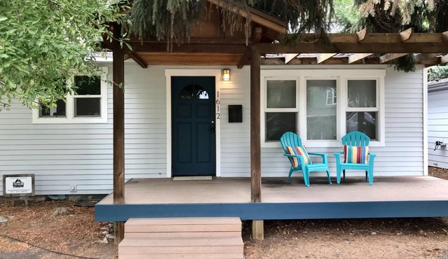 Modern cottage charm & walk to Downtown Bend