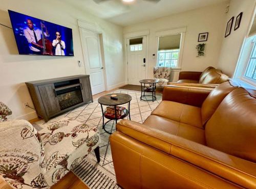 Modern Cottage Downtown. Pet Yes