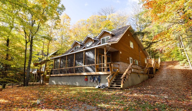 Modern cottage escape in Muskoka