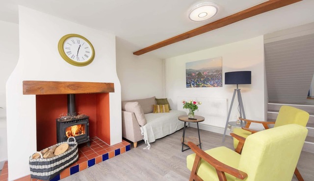 Modern Cottage, Countryside Views, Private Parking