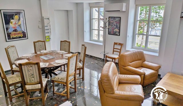 Modern cottage in Louverné, sleeps 6-8, pets allowed, parking