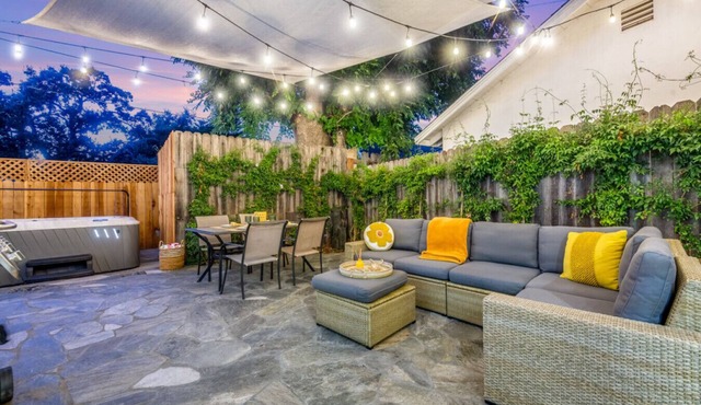 Modern Cottage, Jacuzzi, Bistro Patio, Walk to Everything!