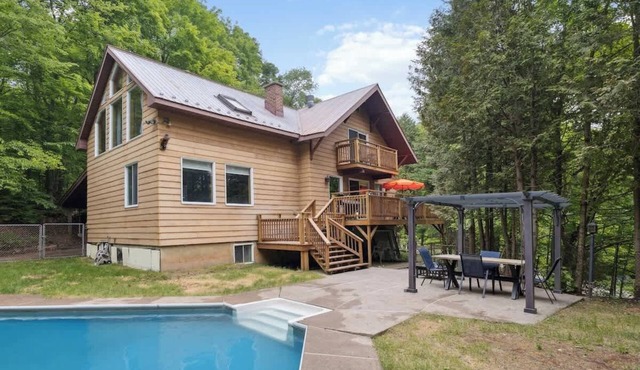 Modern Cottage Laurentians Private Pool & Nature