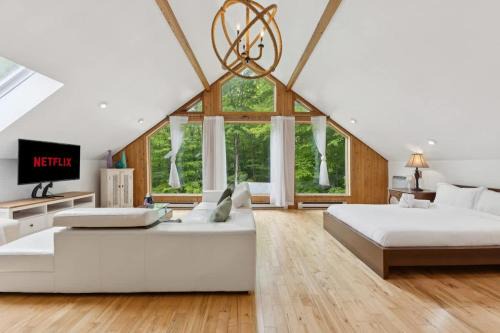 Modern Cottage Laurentians Private Pool & Nature