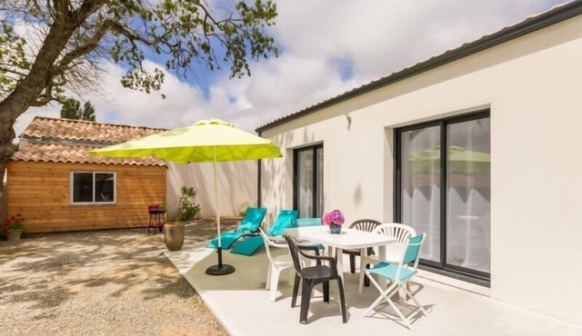 Modern Cottage Near Sea with Private Garden & Garage