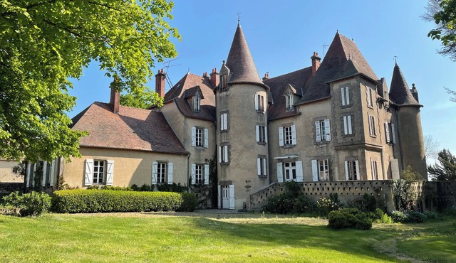 Modern Cottage on grounds of Chateau de Bruges with Shared pool and grounds.