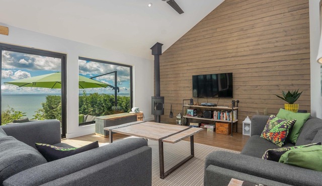 Modern Cottage on the Lake - Amazing Views!