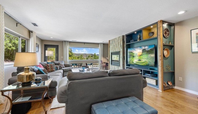 Modern Cottage - Views, Privacy, Hot Tub, Walk to Town