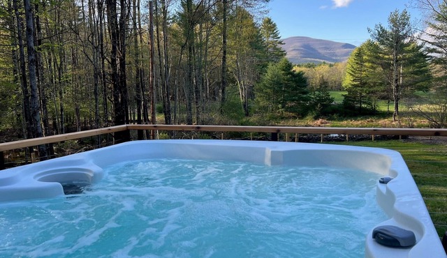 Modern Cottage w/Amazing Views & Hot Tub