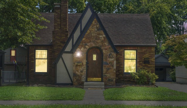 Modern Cottage w/King Bed + Mins to TU or Expo Square