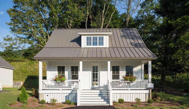 Modern cottage with Mountain Views, WiFi and access to the Old Dairy Complex