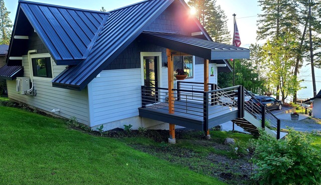 Modern cottage with amazing views of Flathead Lake and the Rocky Mountains