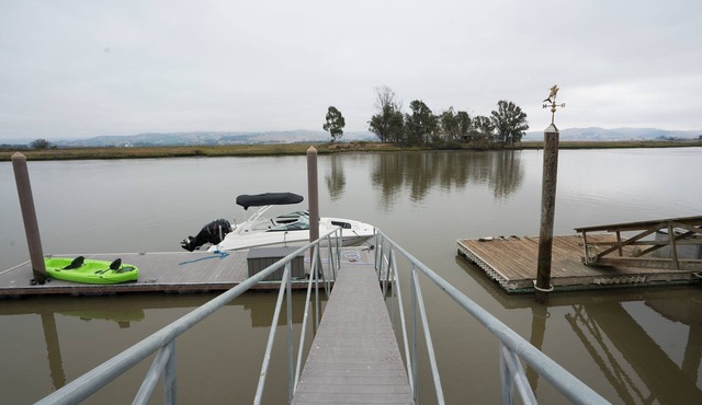 Modern Cottage with Private Dock and large yard on Napa River
