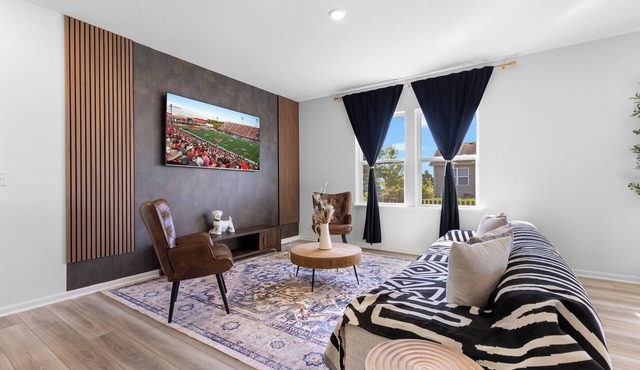 Modern Country Escape - 5 Min to NIU