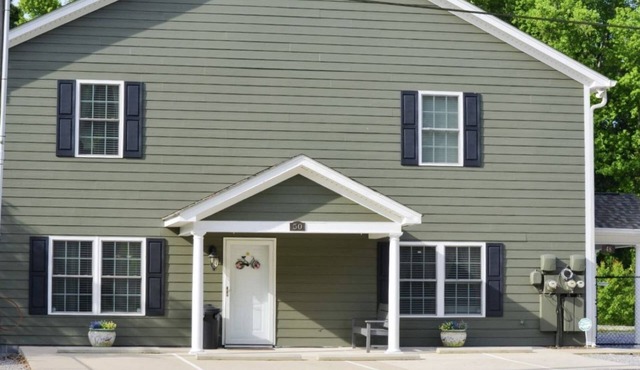 Modern Country Getaway & Surprise View of Rock City; Spacious Townhome, Outside Relaxation, Fire Pit