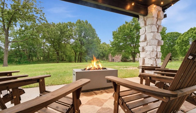 Modern Country Retreat w/outdoor fire pit! Newly remodeled~Sleeps 9~board games