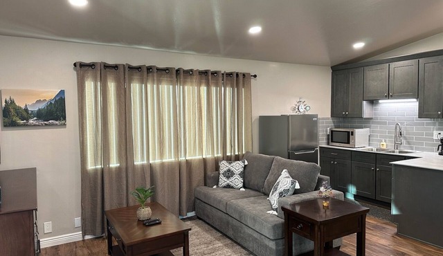 Modern Country Studio-5 Min. to Hiking Trails and Old Town Auburn. Private yard.