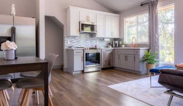 Modern Country 2bed/1bath with pool