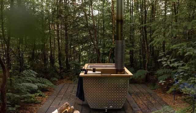 Modern countryside cottage offering generous space for up to seven guests. Including a wood fired hot tub and Big green egg BBQ