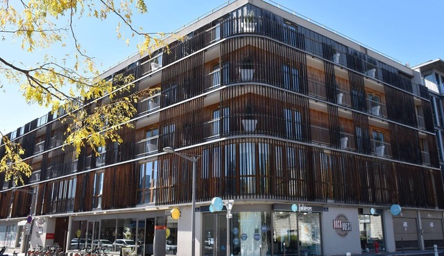 Modern Couple Stay in Lyon Docklands