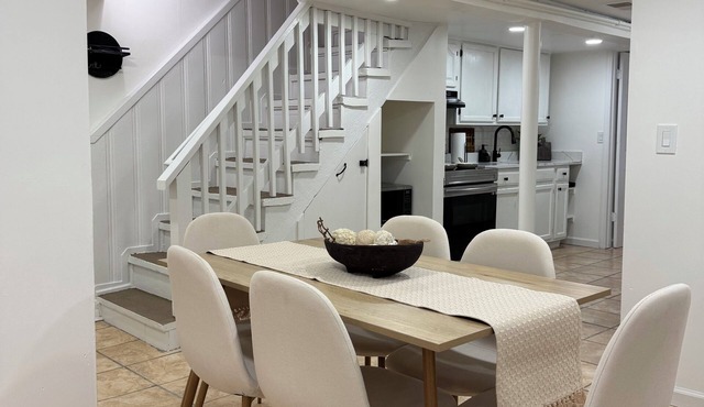 Modern & Cozy 1 Bedroom Apt with Private Backyard.