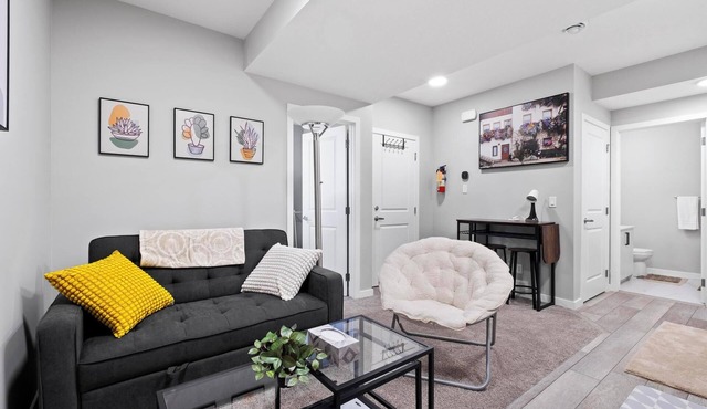 Modern & Cozy 1 Bedroom Suite in SouthWest Calgary - Free Parking + Fast Wifi